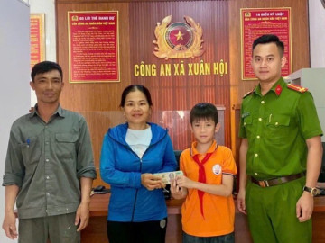 Nhặt được 61 triệu đồng, cháu bé 11 tuổi nhờ công an tìm người trả lại