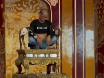 Xôn xao hình ảnh người đàn ông ngồi trên ngai vua trong Đại nội Huế