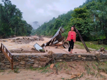 Lũ quét ập về trong đêm, nhiều nhà ở xã biên giới Nghệ An tan hoang