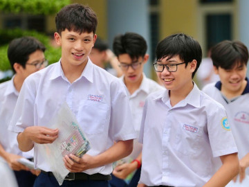 Thi lớp 10: Kết thúc thi môn toán, nhiều thí sinh ở TP HCM bật khóc