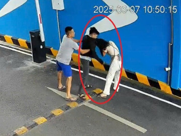 Người phụ nữ bị chồng cũ tìm đến tận chỗ làm túm tóc đánh liên tục vào mặt