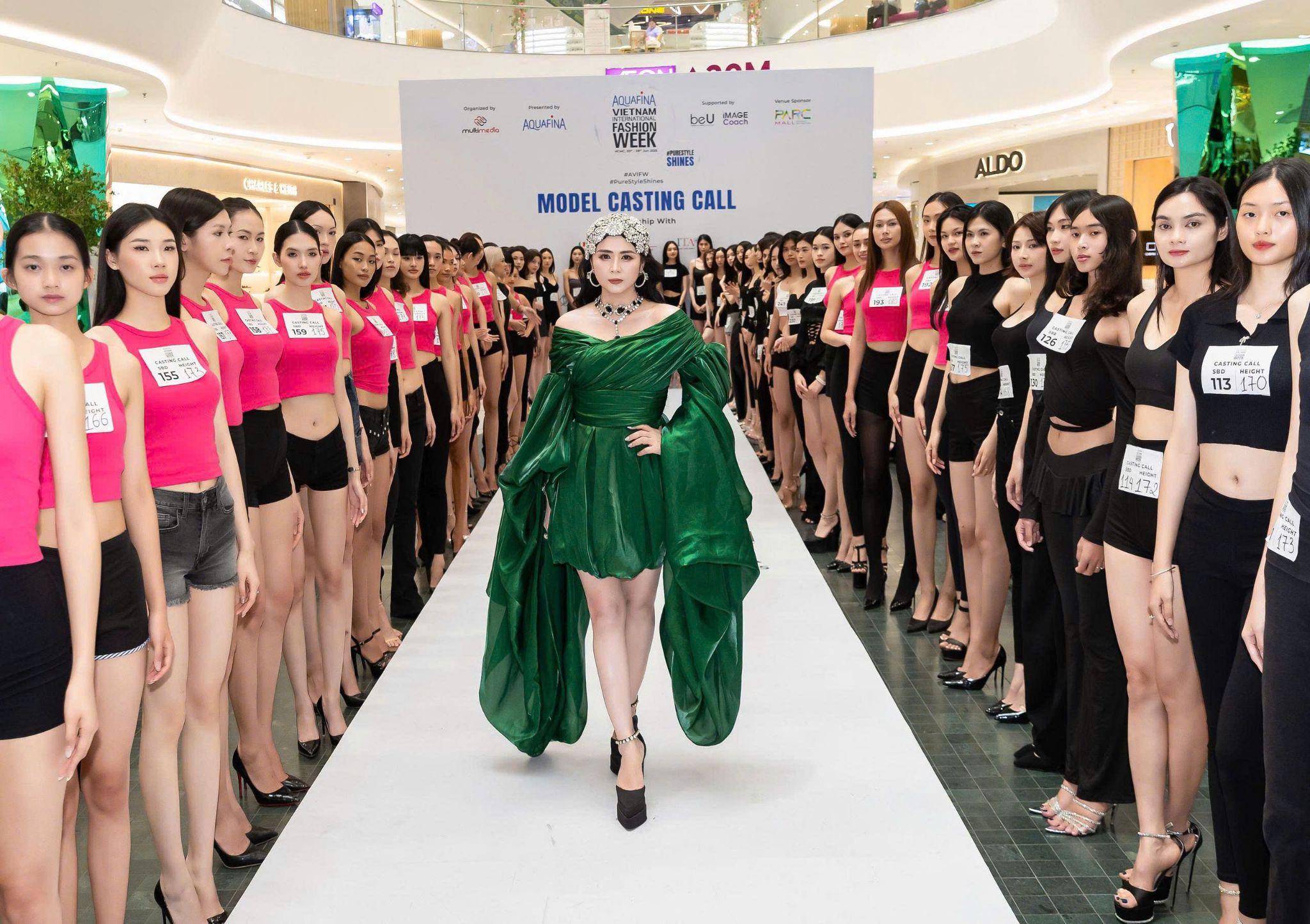 NTK Thanh Hương Bùi xuất hiện lộng lẫy tại buổi casting để chọn lựa ra các ứng viên phù hợp với BST.
