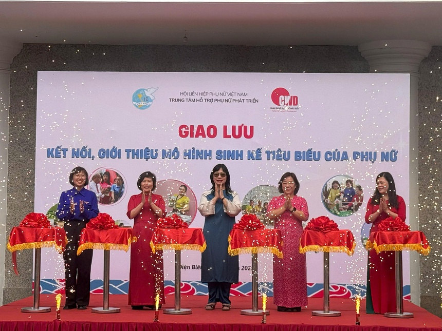Lãnh đạo Trung tâm Hỗ trợ Phụ nữ Phát triển cùng đại diện Hội LHPN, tỉnh đoàn, hội nông dân tỉnh Điện Biên cắt băng khai mạc chương trình