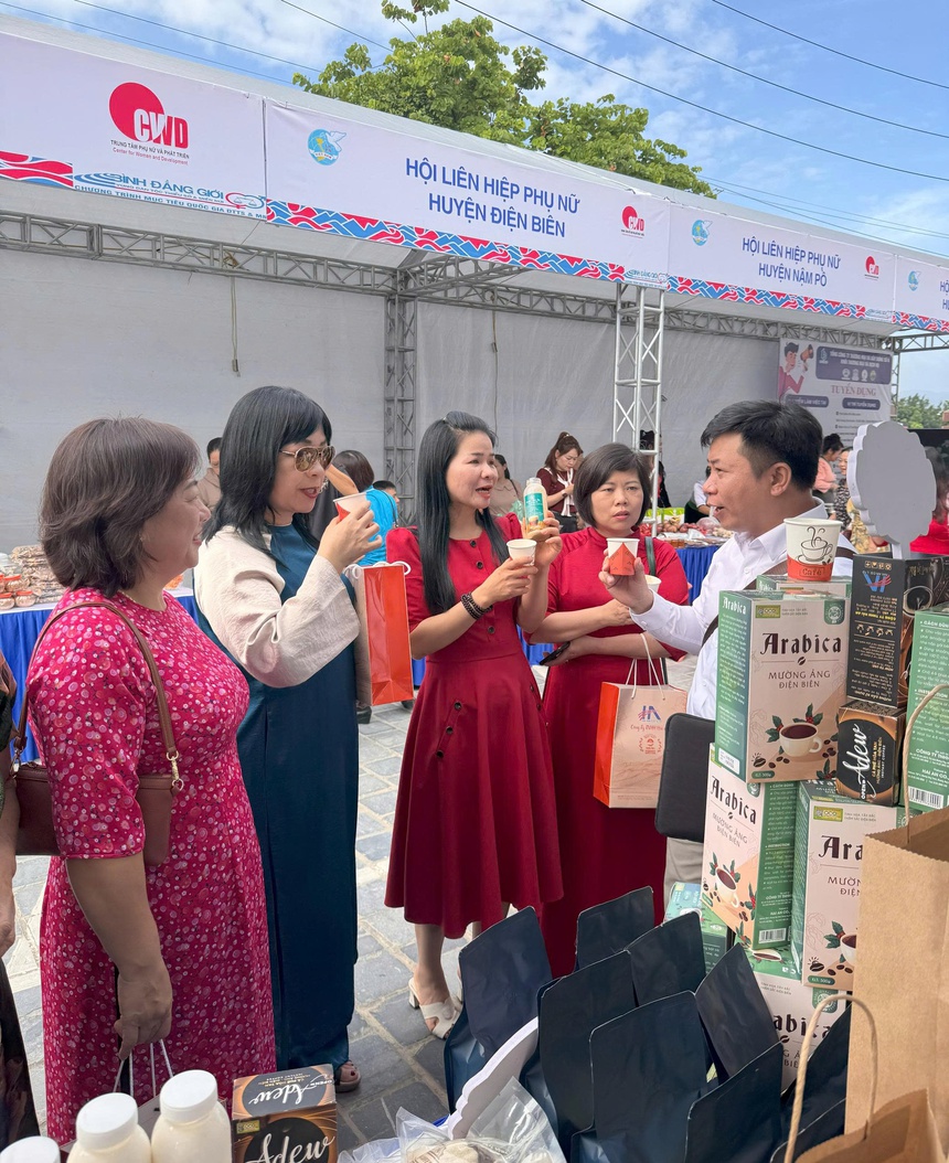 Gian hàng café Mường Ảng Điện Biên nhận được sự quan tâm của đông đảo khách thăm quan tại chương trình Giao lưu