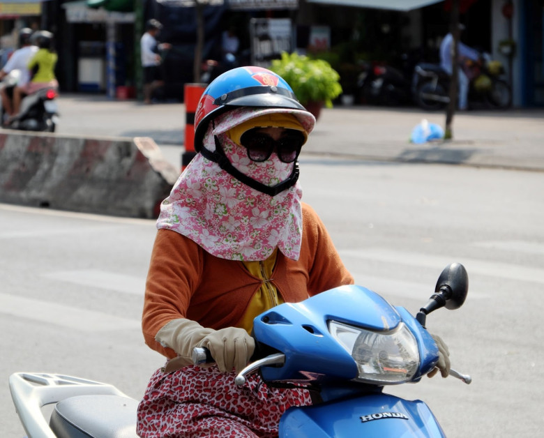 Với nhiều người, áo chống nắng, mũ, găng tay là vật bất ly thân, đặc biệt là trong những ngày nắng nóng cao điểm