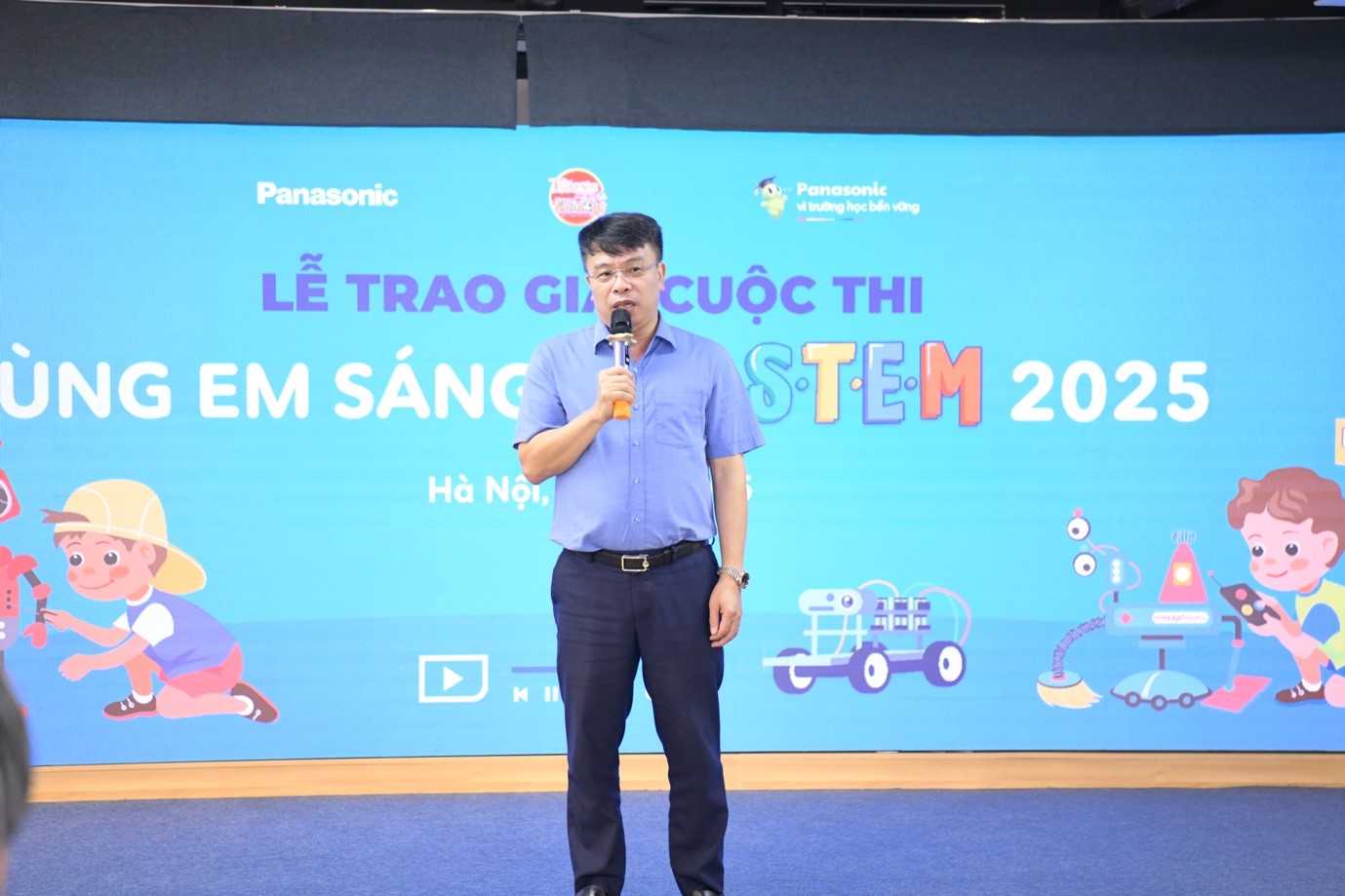 Nhà báo Nguyễn Phan Khuê, Tổng biên tập Báo Thiếu niên Tiền phong và Nhi đồng phát biểu tổng kết cuộc thi.