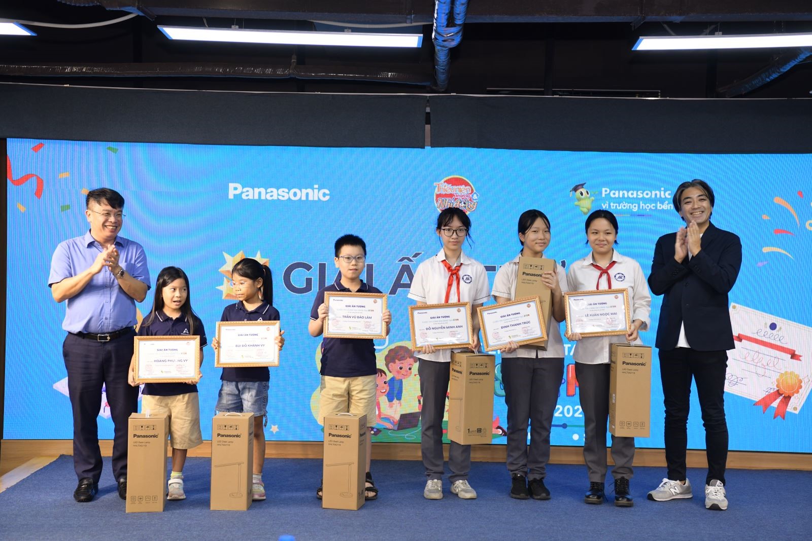 Nhóm học sinh trường Tiểu học Archimedes Đông Anh và trường THCS Xuân La, Tây Hồ, Hà Nội đạt giải Ấn tượng - giải thưởng cao nhất của cuộc thi.