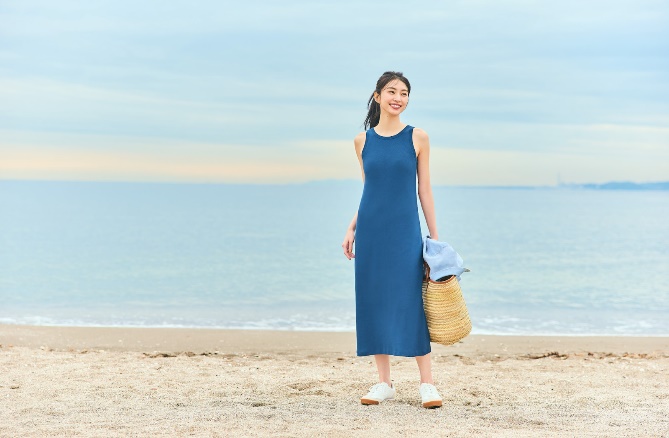 UNIQLO cũng cho ra mắt các thiết kế đầm Bra Top đơn giản mà tinh tế, với phần đệm ngực được tích hợp vào mặt trong của đầm, bổ sung thêm cho tủ đồ của phái nữ những lựa chọn thời trang tiện dụng cho cuộc sống hàng ngày.