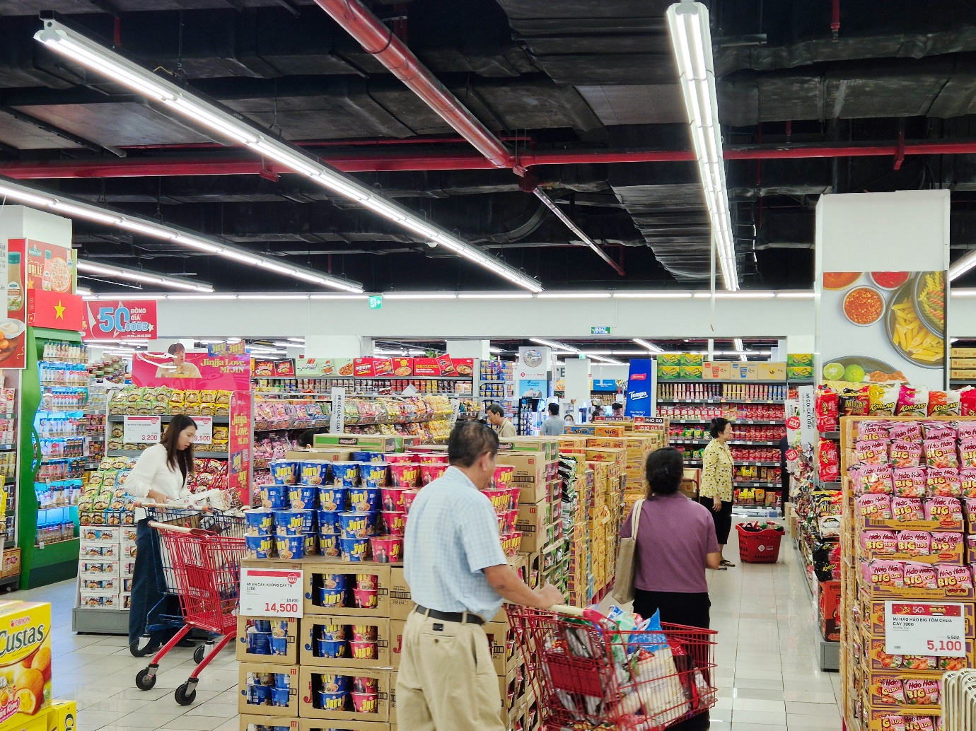 People shopping for groceries