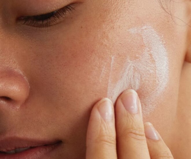 Chị em cần tìm hiểu cách bôi kem chống nắng đúng để ngăn chặn phá hủy lớp collagen