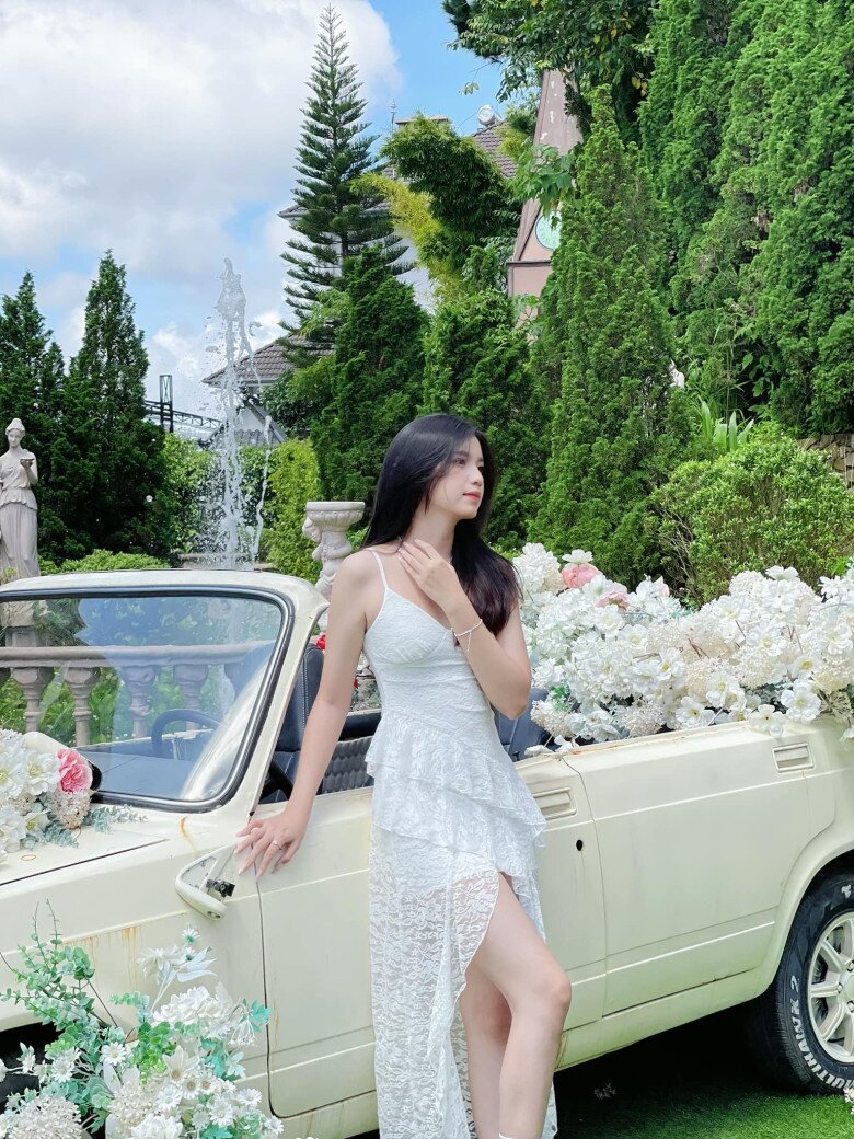 Trong một outfit khác, Bảo Chinh hóa nàng thơ với thiết kế đầm ren ngắn cùng lối trang điểm nhẹ nhàng, tự nhiên, tạo nên tổng thể có phần nhẹ nhàng, mong manh