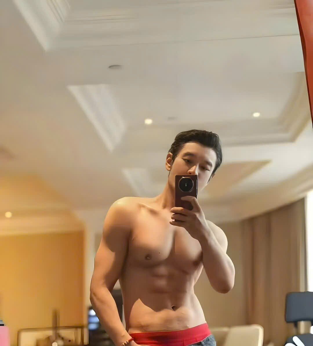  Anh tự tin selfie trước gương sau khi đã “về dáng”, khó có thể tin nam diễn viên đã 48 tuổi 