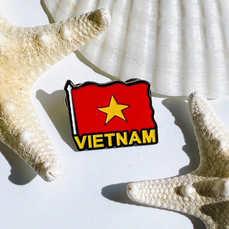 Với những bạn trẻ mong muốn có một phụ kiện tinh tế, tiện lợi nhưng vẫn đậm chất Việt Nam, một chiếc ghim cài áo là đủ để có một tổng thể thật “ngầu”
