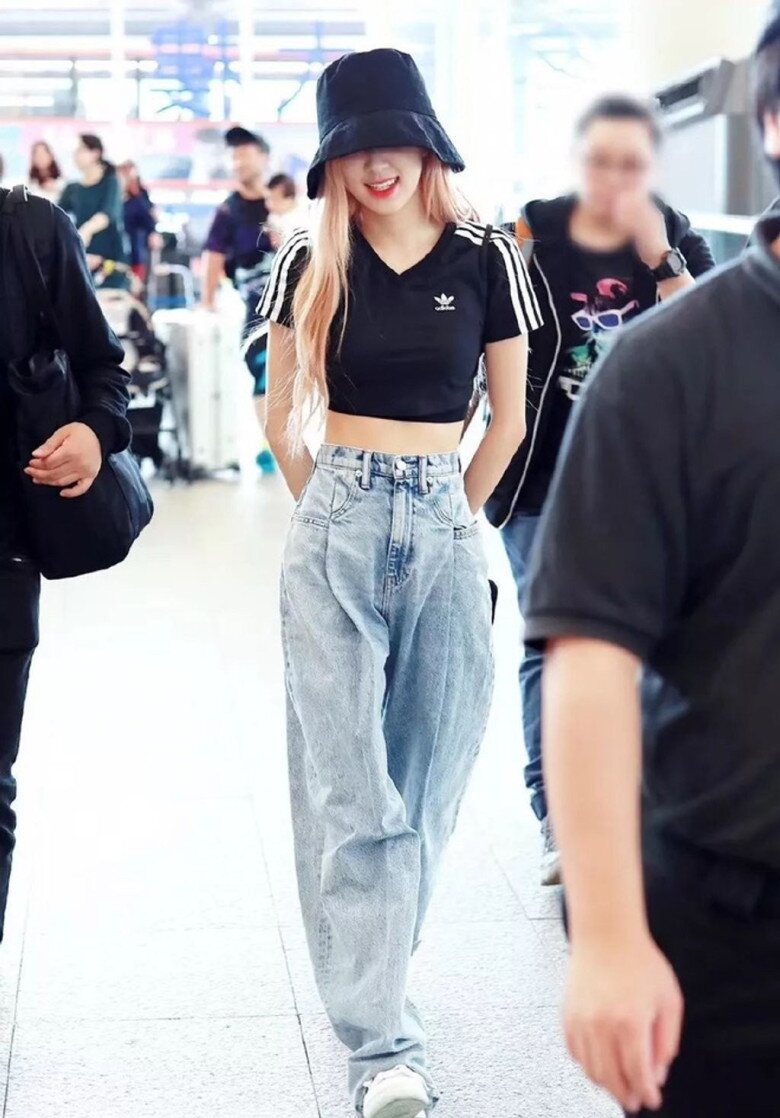 Để cải thiện hình ảnh, cô thường chọn các dáng quần ống rộng nhằm che khuyết điểm.