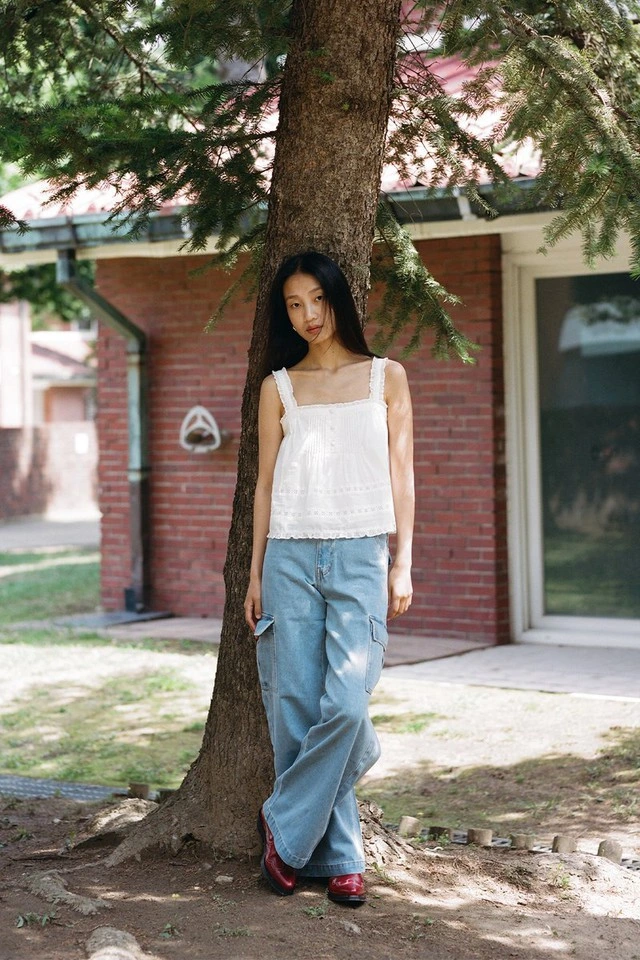 Áo linen với đa dạng kiểu dáng và màu sắc trung tính là bạn đồng hành lý tưởng cho mùa hè.