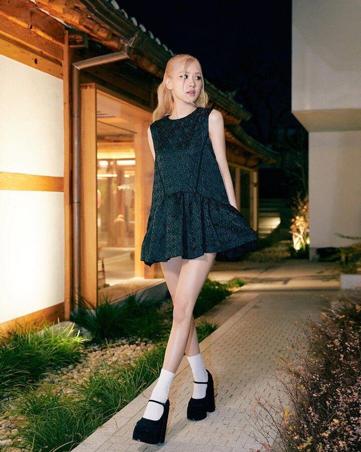 Rosé nổi bật với đôi chân dài, trắng mịn và thẳng tắp – một lợi thế khiến cô luôn được các nhà thiết kế ưu ái trong những thiết kế tôn dáng.