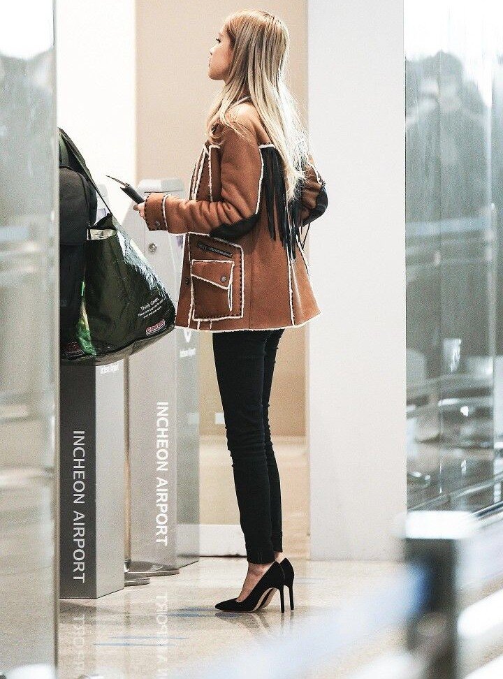  Rosé cũng thường xuyên cân được các outfit khó nhằn như skinny jeans.