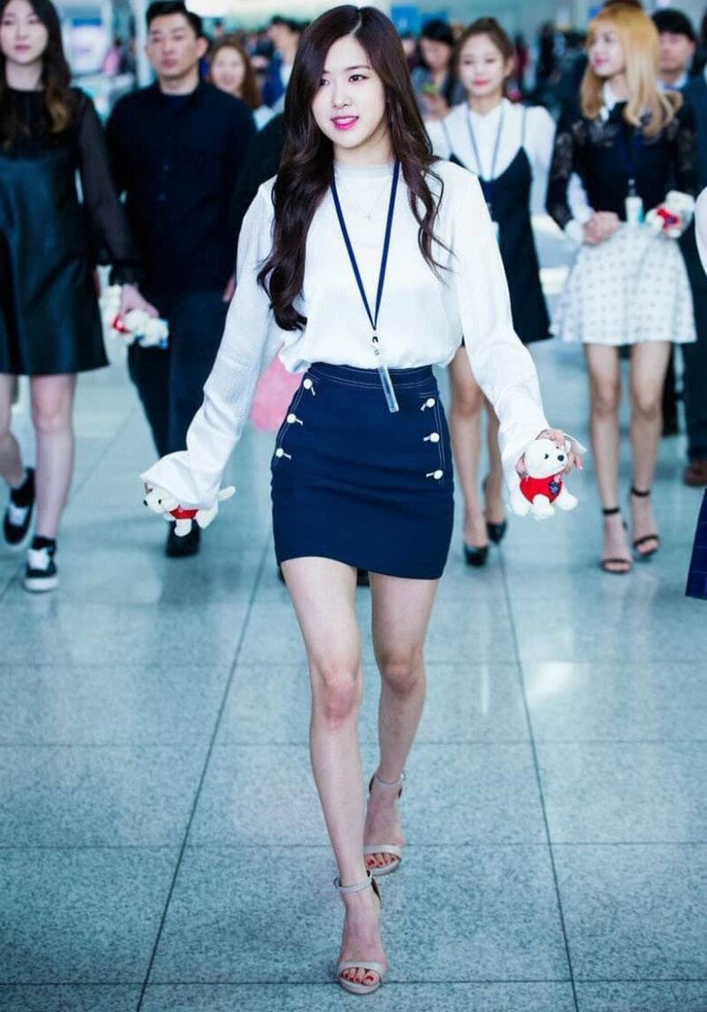 Những hình ảnh từ thời debut cho thấy Rosé từng gặp nhiều hạn chế khi diện trang phục gợi cảm vì khuyết điểm đôi chân.