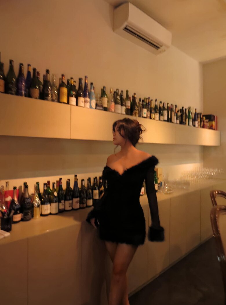 Ngoài ra, các kiểu đầm ngắn cũng giúp Lâm Phương tôn được vóc dáng và vẻ đẹp quyến rũ 