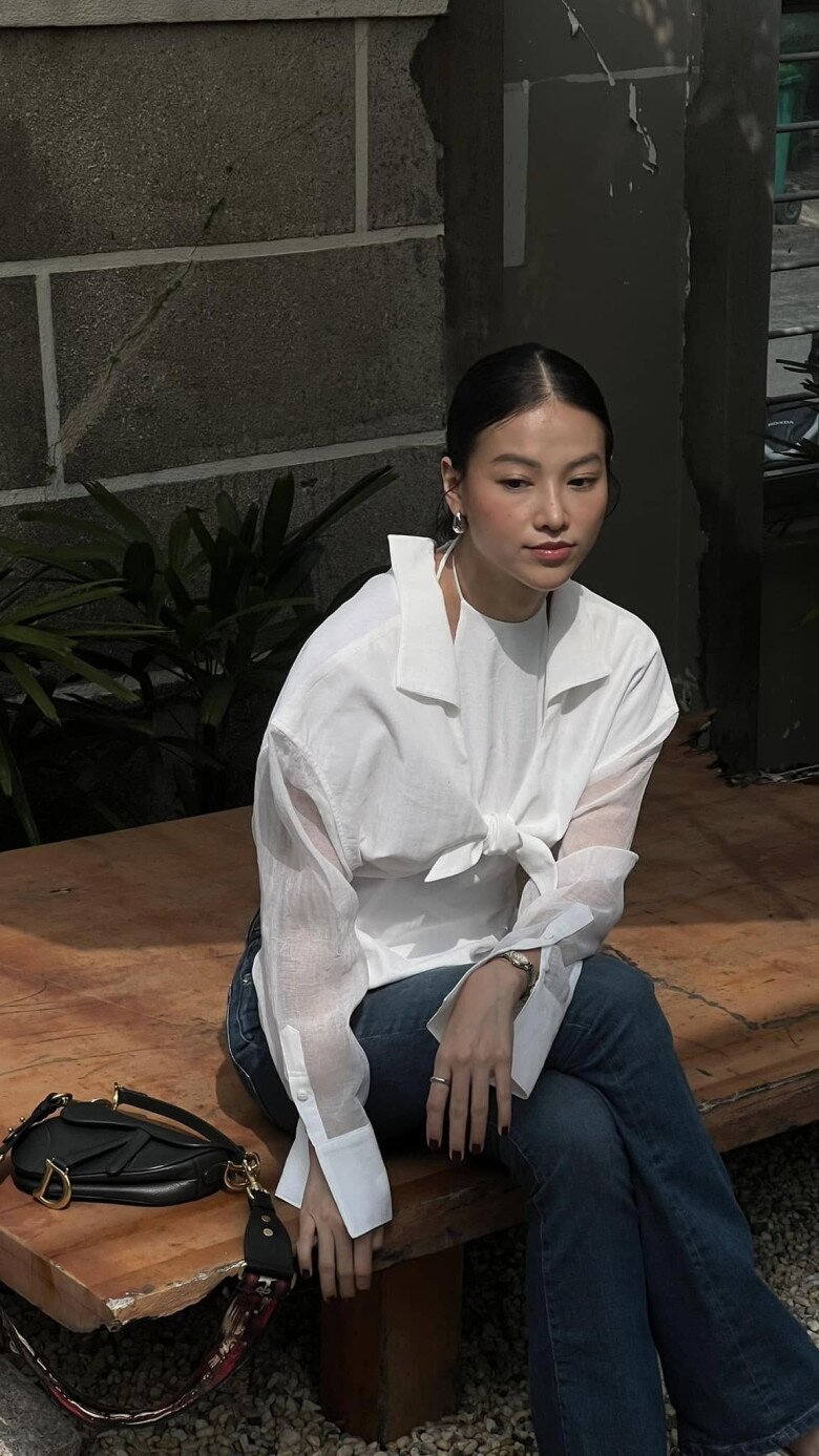 Vẫn là Hoa hậu Phương Khánh nhưng ở outfit này, sự kết hợp giữa áo yếm và áo sơ mi khoác ngoài có phần thanh lịch, kín đáo và phù hợp với chị em văn phòng hơn 