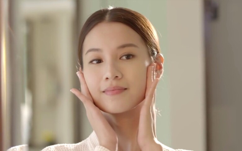 Vỗ nhẹ vào da khi bôi kem chống nắng là phương pháp tối ưu để giữ collagen và elastin cho làm da