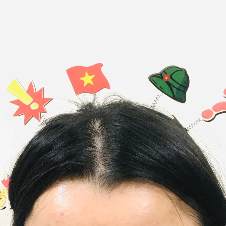 Những chiếc kẹp tóc nhỏ xinh sẽ giúp các bạn trẻ có một giao diện thật “chất”, đồng thời giữ cho tóc tai luôn gọn gàng vào những ngày lễ dưới trời nắng nóng