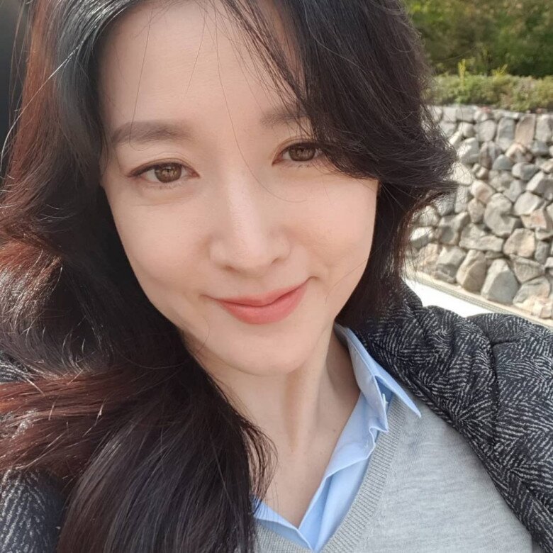 Lee Young Ae thừa nhận can thiệp thẩm mỹ, thế nhưng cô không chọn các phương pháp thay đổi đường nét nhanh chóng mà chọn các biện pháp chống lão hóa không xâm lấn