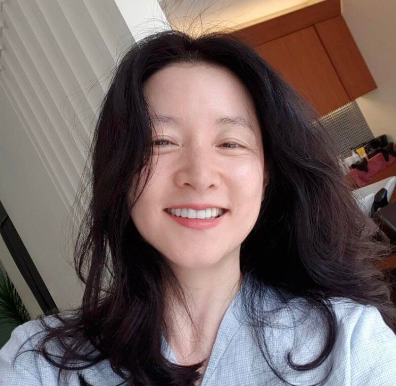 Ngoài sử dụng các phương pháp thẩm mỹ, Lee Young Ae cũng tích cực duy trì lối sống lành mạnh
