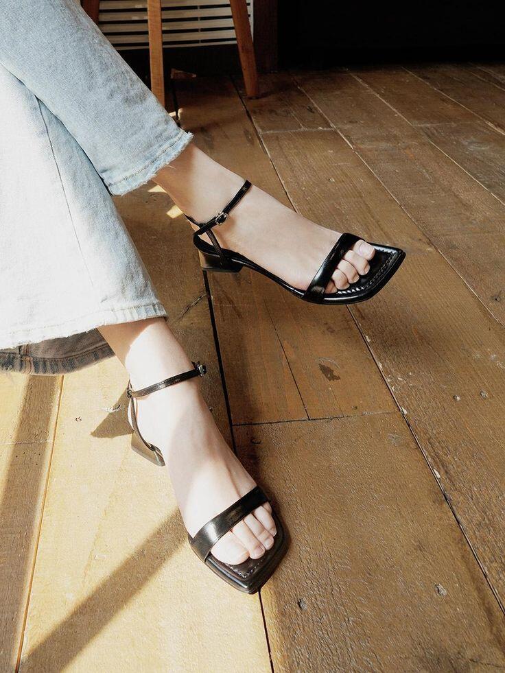 Sandal gót vuông giờ đây không chỉ là một sự lựa chọn của cảm giác thoải mái, vững vàng mà còn là một điểm nhấn thời trang