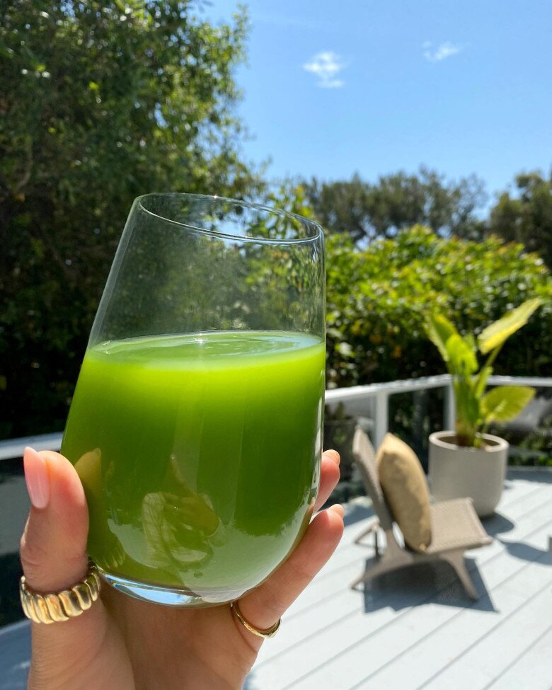Miranda Kerr yêu thích món nước ép cần tây và thường uống khoảng 960ml mỗi buổi sáng