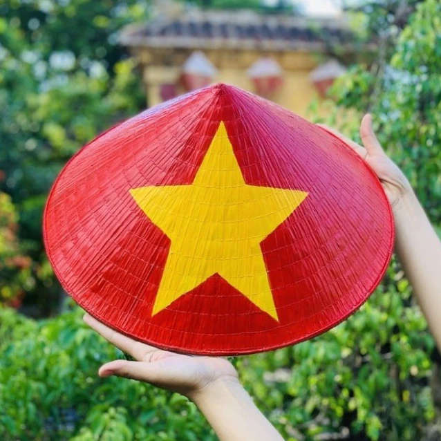 Những chiếc nón lá in hình cờ không chỉ là phụ kiện đậm chất Việt Nam mà còn hữu dụng khi tham gia những hoạt động dưới tiết trời nắng nóng