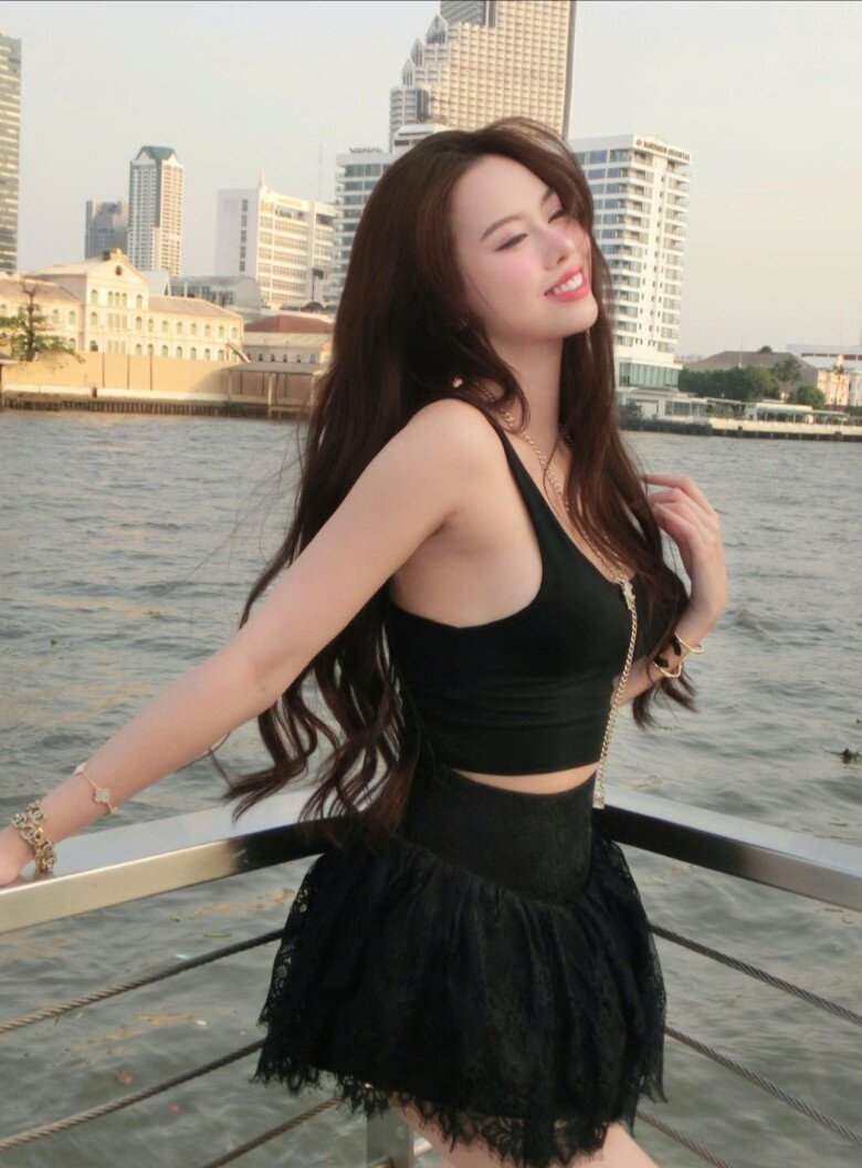  Ngoài ra, Tâm Như cũng thích diện những mẫu trang phục mang hơi hướm năng động, sporty như bộ trang phục đen đơn sắc này.