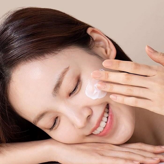 Đây là một bước tưởng nhỏ nhưng lại đóng vai trò lớn trong hành trình bảo vệ collagen và ngăn ngừa lão hóa.