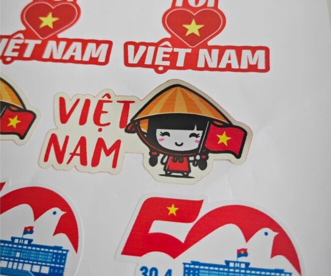 Các mẫu sticker hiện nay được in sắc nét, dễ bóc dán và thường mang thông điệp tích cực, như “Tự hào đất nước tôi” hay “Việt Nam – Niềm tin chiến thắng”.