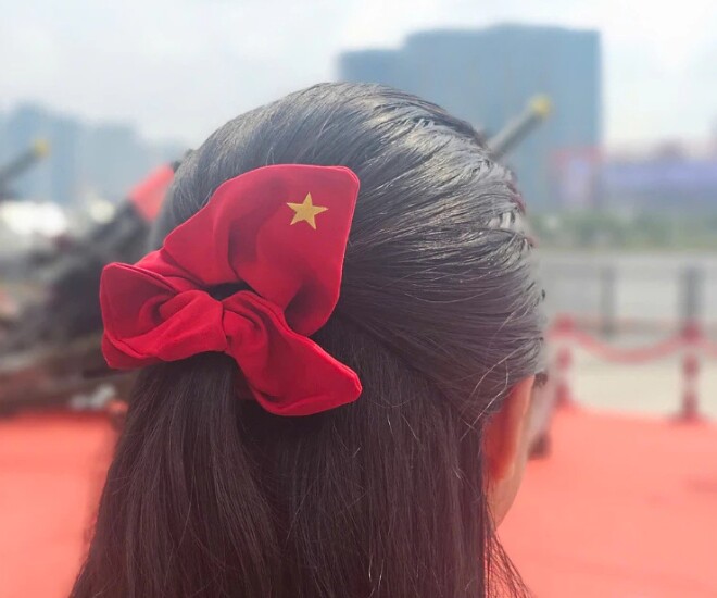 Ngoài ra, các mẫu scrunchies cũng được “biến tấu” hợp thời 