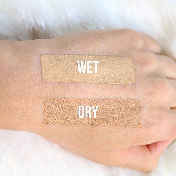 Hiện tượng lớp nền sẫm màu đi vài giờ sau makeup là do các thành phần trong kem nền bị oxy hóa, khiến màu sắc ban đầu của lớp nền bị biến đổi trở nên tối đi hoặc biến thành các tone vàng, cam, sẫm hơn da