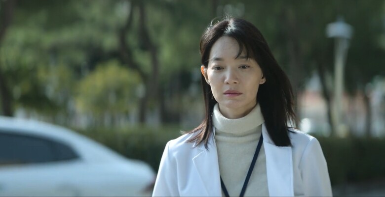 Shin Min Ah không dùng thời trang để trẻ hóa mà chọn cách thể hiện tuổi 40 đầy bản lĩnh