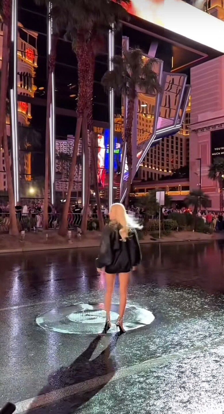 Góc nghiêng cho thấy cặp chân dài, thẳng tắp của Rosé 