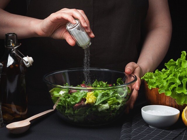 Muối biển, muối tinh, muối hồng - loại nào có lợi cho sức khỏe hơn? 10 người trả lời thì hết 9 chọn đáp án sai