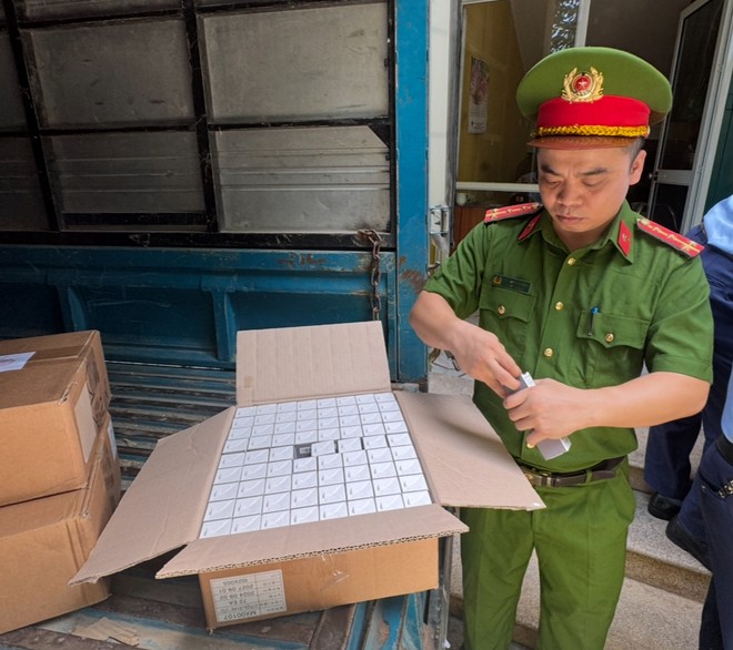 Lực lượng CSKT kiểm tra số sản phẩm thu giữ