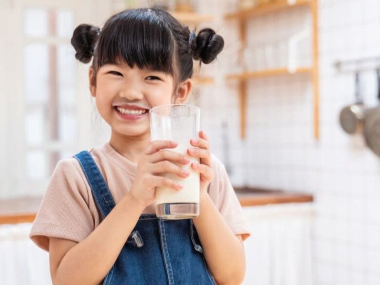 Với trẻ nhỏ, việc bổ sung sữa có phức hợp tăng đề kháng rất quan trọng, nhằm bảo vệ và giúp trẻ phát triển toàn diện. Ảnh minh họa. 