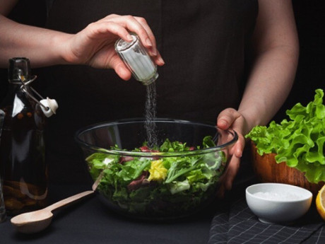 Muối biển, muối tinh, muối hồng - loại nào có lợi cho sức khỏe hơn? 10 người trả lời thì hết 9 chọn đáp án sai