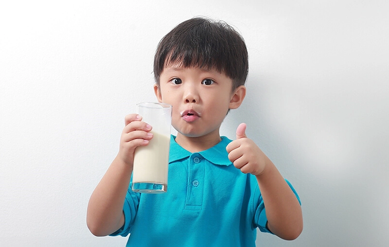 Hãy lựa chọn sữa hợp lý cho trẻ, nhất là sữa ít đường có vị thanh mát nhưng vẫn giúp trẻ tăng cân, tăng chiều cao. Ảnh minh họa.