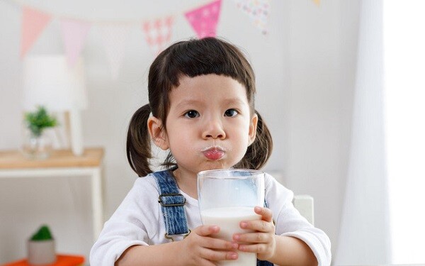 Sữa rất tốt cho sự phát triển của trẻ nhưng cần chọn loại sữa phù hợp, ít đường nhưng vẫn ngọt thanh, kích thích vị giác của trẻ. Ảnh minh họa.