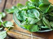 Sức khỏe - Đầu mùa nắng nóng, ăn 3 món "rau bổ gan" này tốt cho cơ thể, có loại bán đầy chợ Việt với giá chỉ 5.000 đồng/mớ