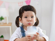 Sức khỏe - Trẻ nhỏ nên chọn sữa và uống sữa thế nào là hợp lý? Có phải sữa ít ngọt là ít dinh dưỡng hơn sữa ngọt nhiều?