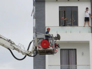 Tin tức - Thanh niên trèo ra ban công tầng 4 khách sạn ở Đà Nẵng đòi nhảy lầu