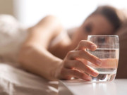 Sức khỏe - Tưởng uống nước là dễ, nhiều người mắc phải sai lầm khiến mồ hôi vã như tắm, cơ thể ám mùi lạ