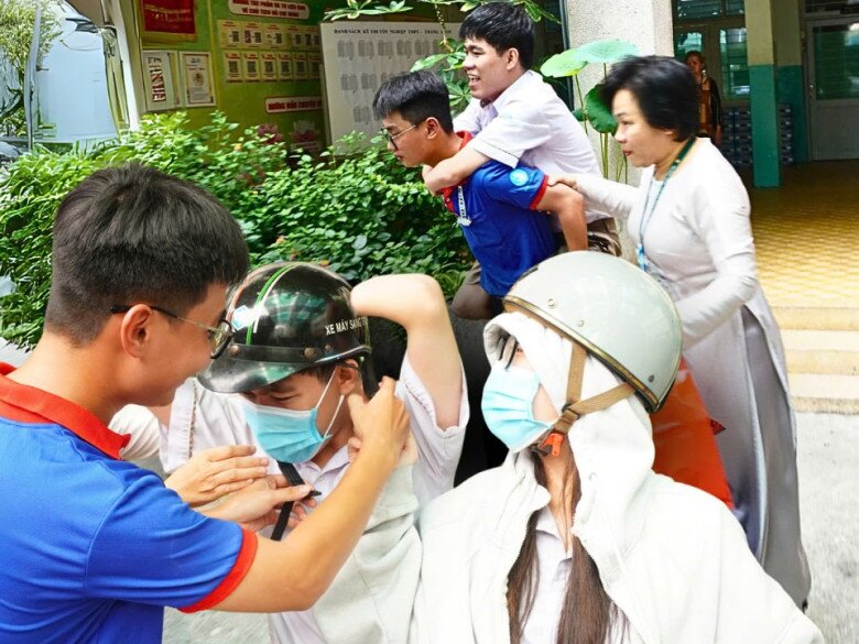 Nam sinh cụt tứ chi tự viết bài môn Văn: amp;#34;Em hoàn thành 95% bài thi, tiếc nuối viết không kịp giờ...amp;#34; - 5