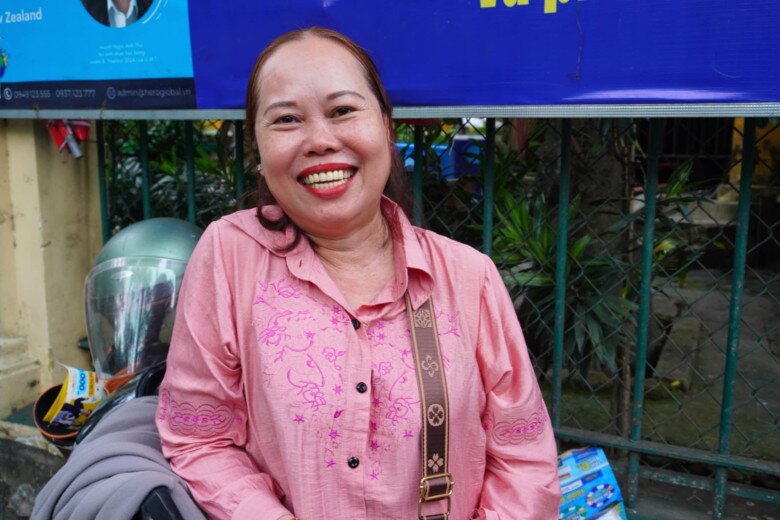 Cô Ly cho biết tâm trạng vừa hồi hộp, vừa lo lắng nhưng cô tin con gái sẽ hoàn thành tốt bài thi.
